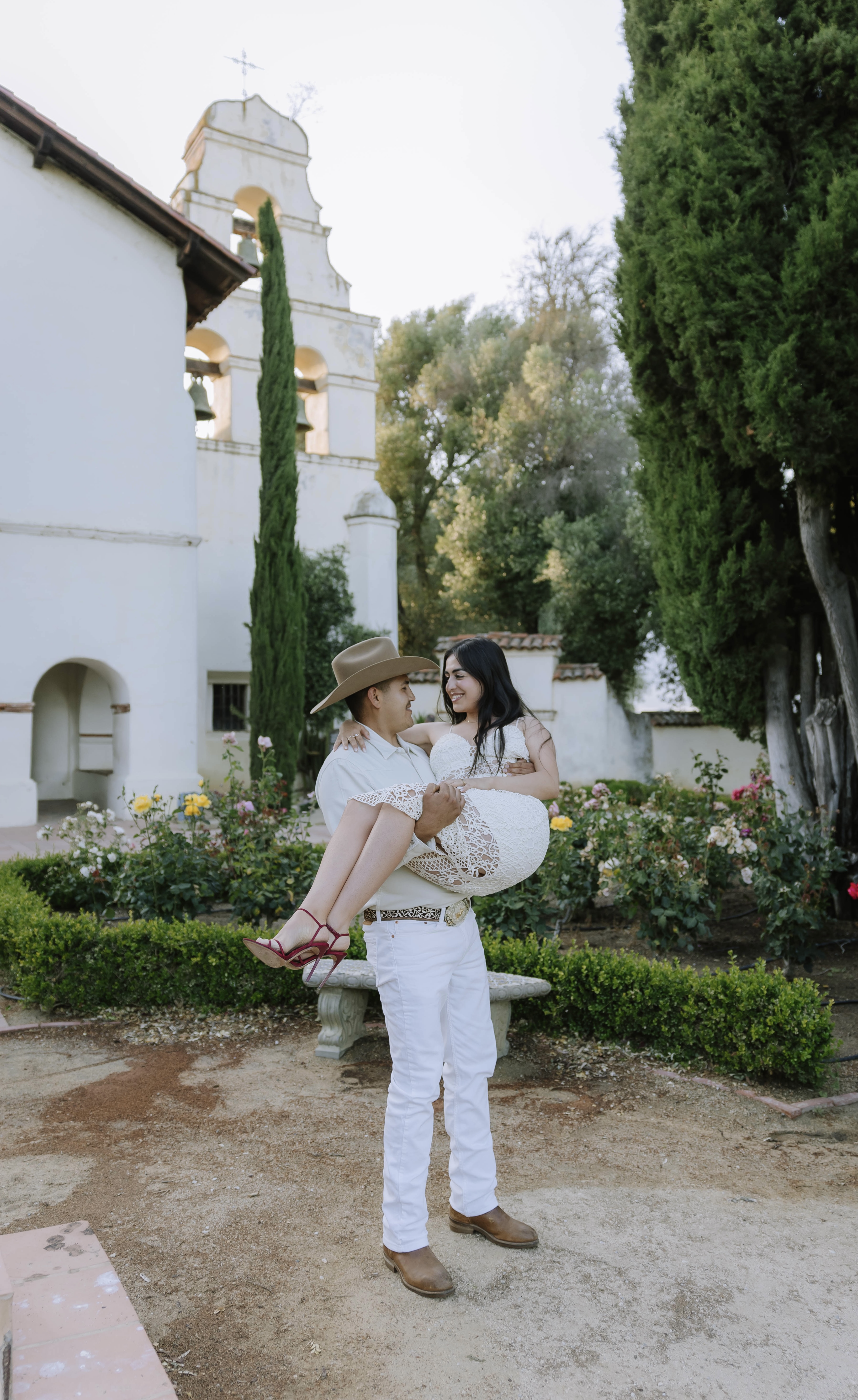Tanya y Humberto frente a la iglesia
