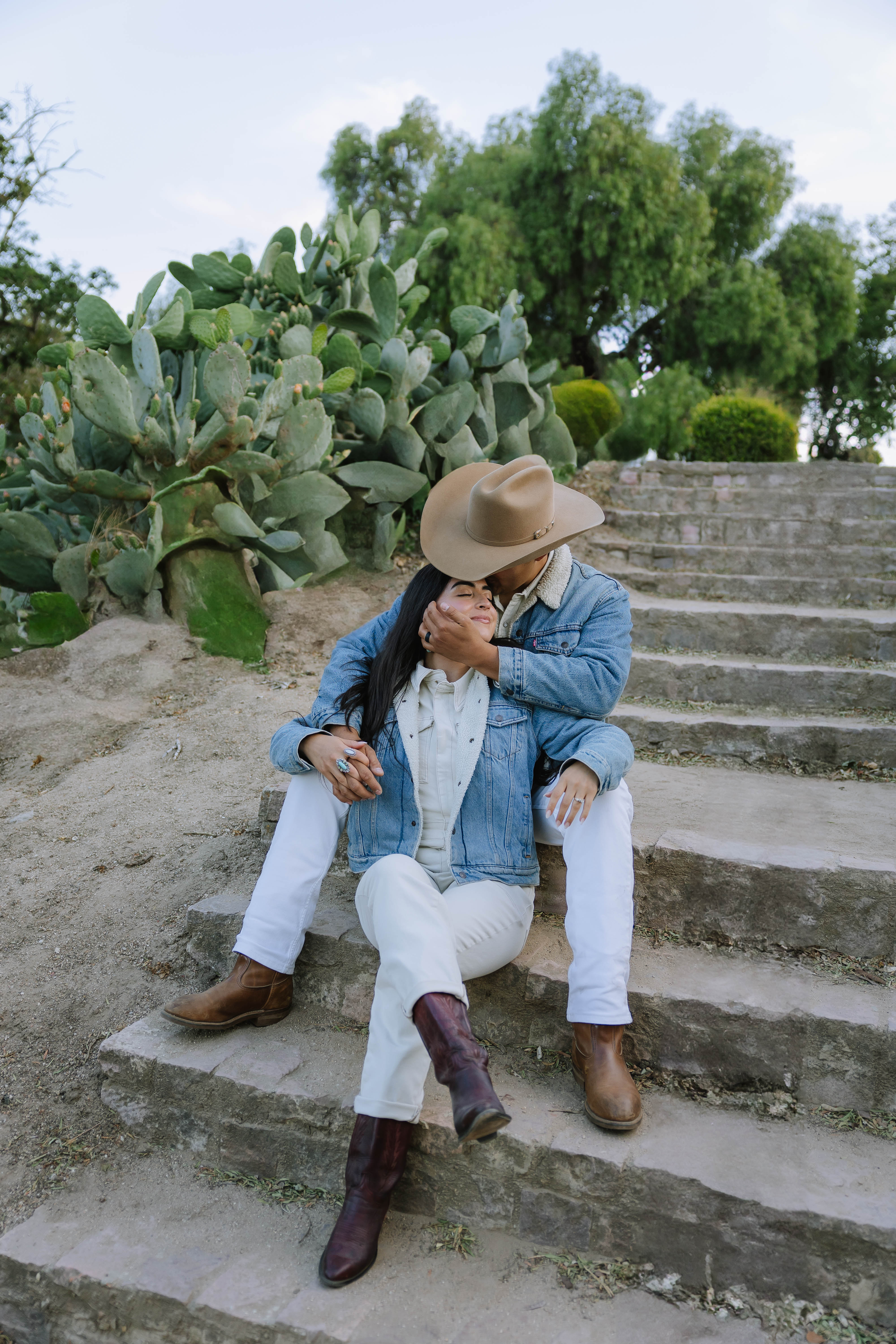 Tanya y Humberto en las escaleras